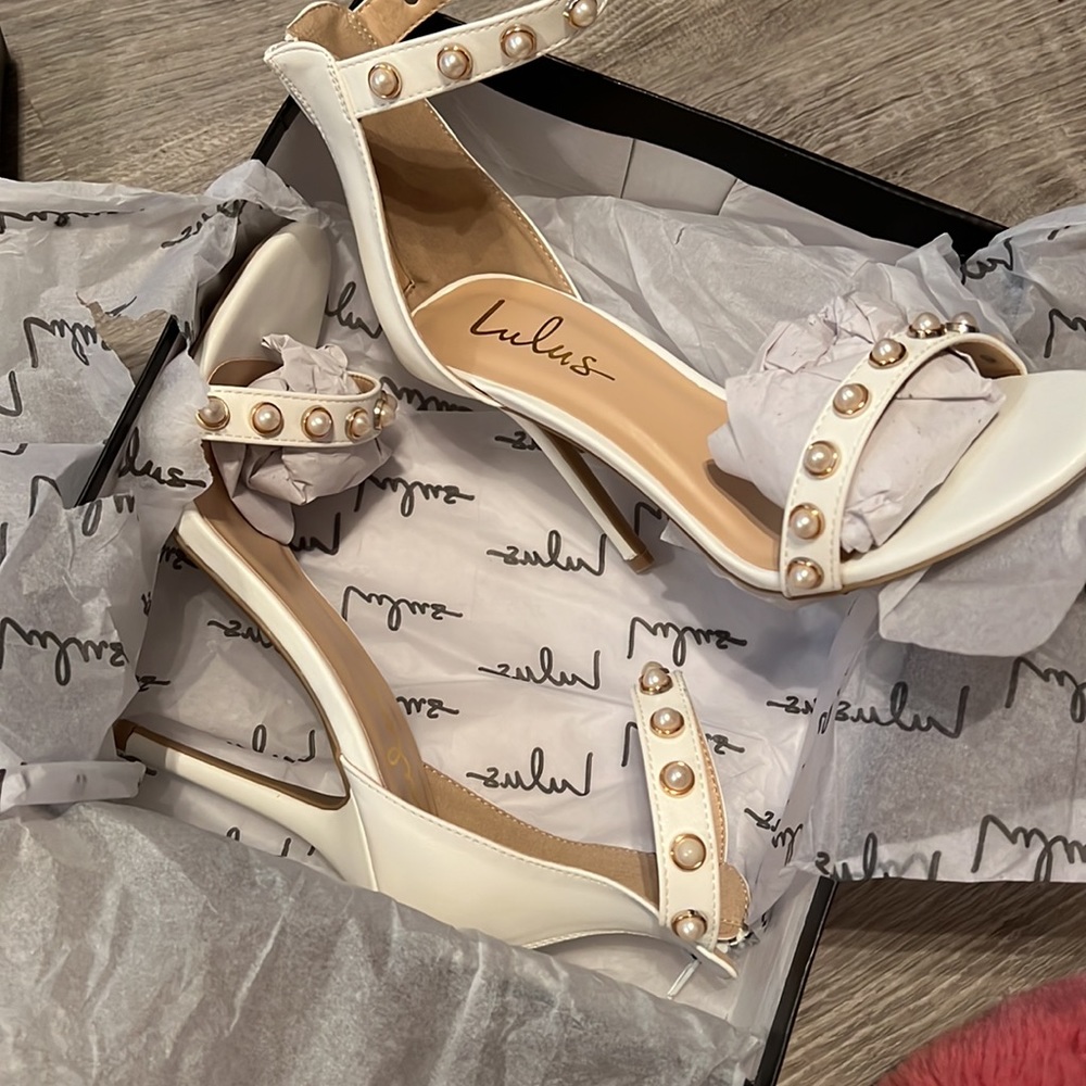 NEW - Lulu's White Heals - 8.5
